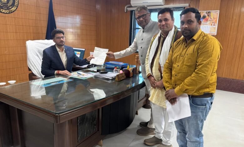 मजदूर हड़ताल पर बैठे तो, प्रबंधन ने संयत्र पर असंवैधानिक तरीके से जड़ा ताला।  कहा यह नियम विरुद्ध।