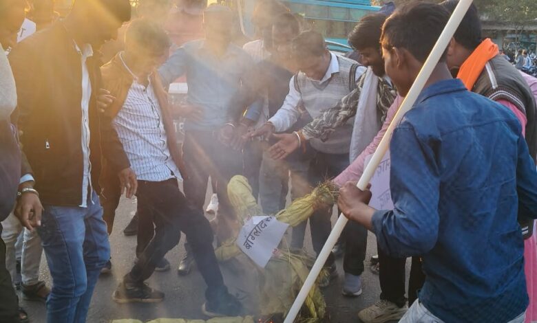 विहिप ने बांग्लादेश का पुतला दहन कर जोरदार विरोध प्रदर्शन किया