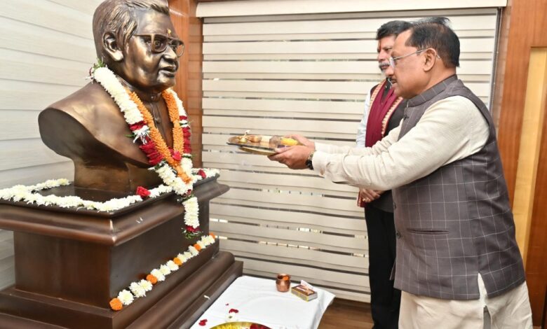 मुख्यमंत्री  विष्णु देव साय ने भारत रत्न अटल बिहारी वाजपेयी की प्रतिमा पर माल्यार्पण कर दी श्रद्धांजलि