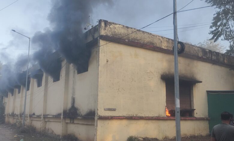 जिला अस्पताल के दवाईयां के स्टोर रूम में आग लगी      मौके पर पहुंचा दमकल और नगर पालिका का अमला  