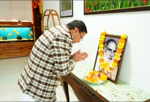 मुख्यमंत्री धामी ने महान राज्य आंदोलनकारी इंद्रमणि बडोनी की जयंती के अवसर पर उनके चित्र पर पुष्प अर्पित कर उन्हें श्रद्धांजलि दी