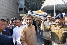 मुख्यमंत्री ने विनोद कुमार शुक्ल के पार्थिव शरीर को कंधा देकर उन्हें भावपूर्ण अंतिम विदाई दी