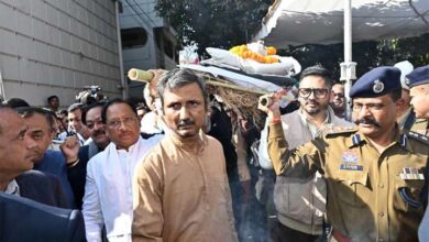 मुख्यमंत्री ने विनोद कुमार शुक्ल के पार्थिव शरीर को कंधा देकर उन्हें भावपूर्ण अंतिम विदाई दी